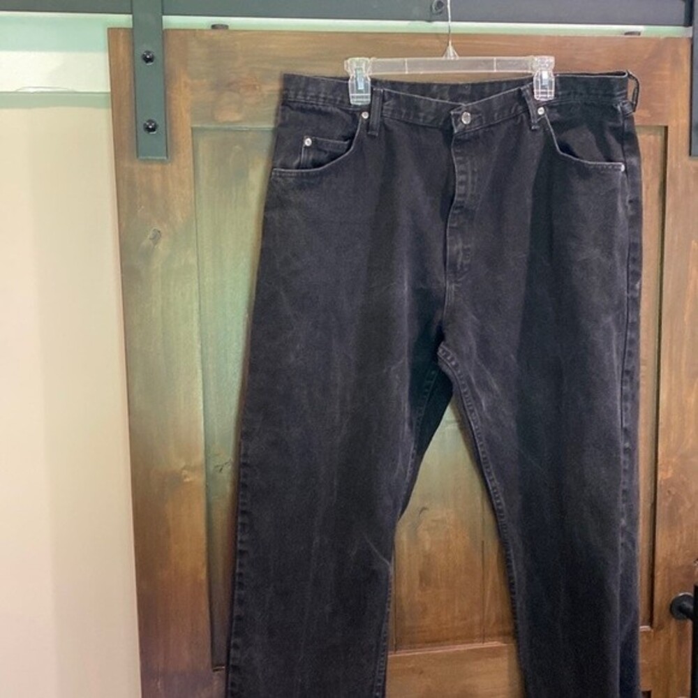 E267 Wrangler 42x30 Men’s black jeans EUC Straight Leg Relaxed Fit